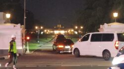 Kendaraan rombongan pejabat negara memasuki kawasan Istana Kepresidenan Bogor pada Jumat malam, 16 Oktober 2026.