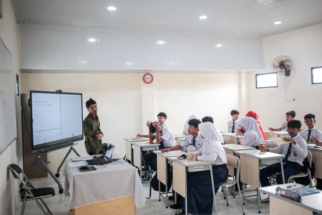 Tak Hanya Makan Gratis, 36 Sekolah di Kota Bogor Rampung Direvitalisasi 1 Sekolah hasil revitalisasi SMP Bina Karya Kreatif di Kelurahan Pasir Kuda, Bogor Barat.