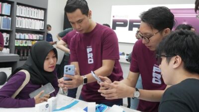 Antusiasme pelanggan saat penjualan perdana iPhone 18 Pro dan iPhone 18 Pro Max di hello Store Grand Indonesia pada 16 Oktober 2026.