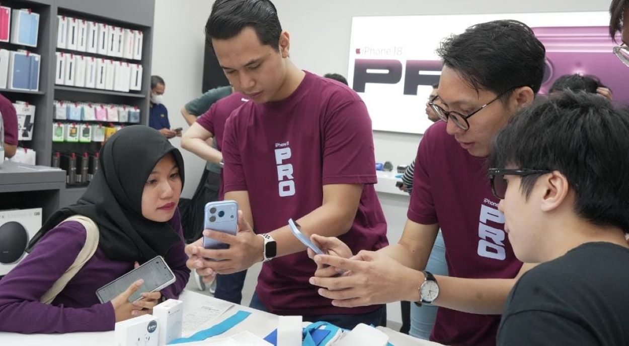 Antusiasme pelanggan saat penjualan perdana iPhone 18 Pro dan iPhone 18 Pro Max di hello Store Grand Indonesia pada 16 Oktober 2026.
