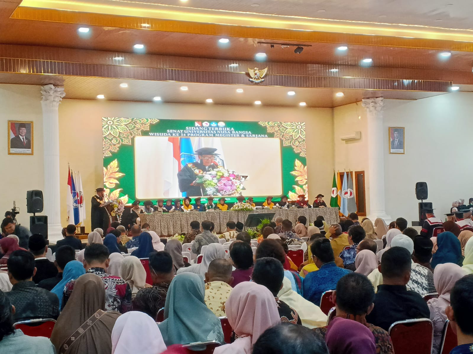 Rektor Universitas Nusa Bangsa Bogor menyampaikan pesan kepada 119 wisudawan dalam Sidang Terbuka Senat Wisuda ke-34 di Auditorium UNB, Kota Bogor, 17 Oktober 2026.