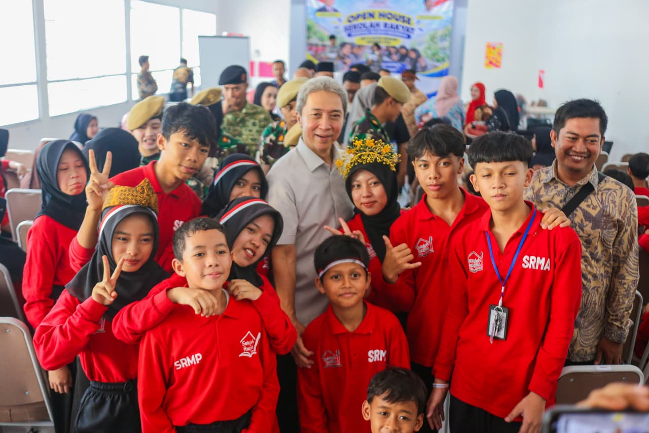 Wali Kota Bogor Dedie A. Rachim mengunjungi siswa Sekolah Rakyat Terintegrasi 6 di Jalan Ahmad Yani, Kota Bogor, Sabtu, 17 Oktober 2026.