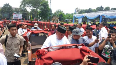 Penyerahan bantuan becak listrik dari Yayasan Gerakan Solidaritas Nasional untuk pengayuh becak di Kabupaten Bogor pada 17 Oktober 2026.