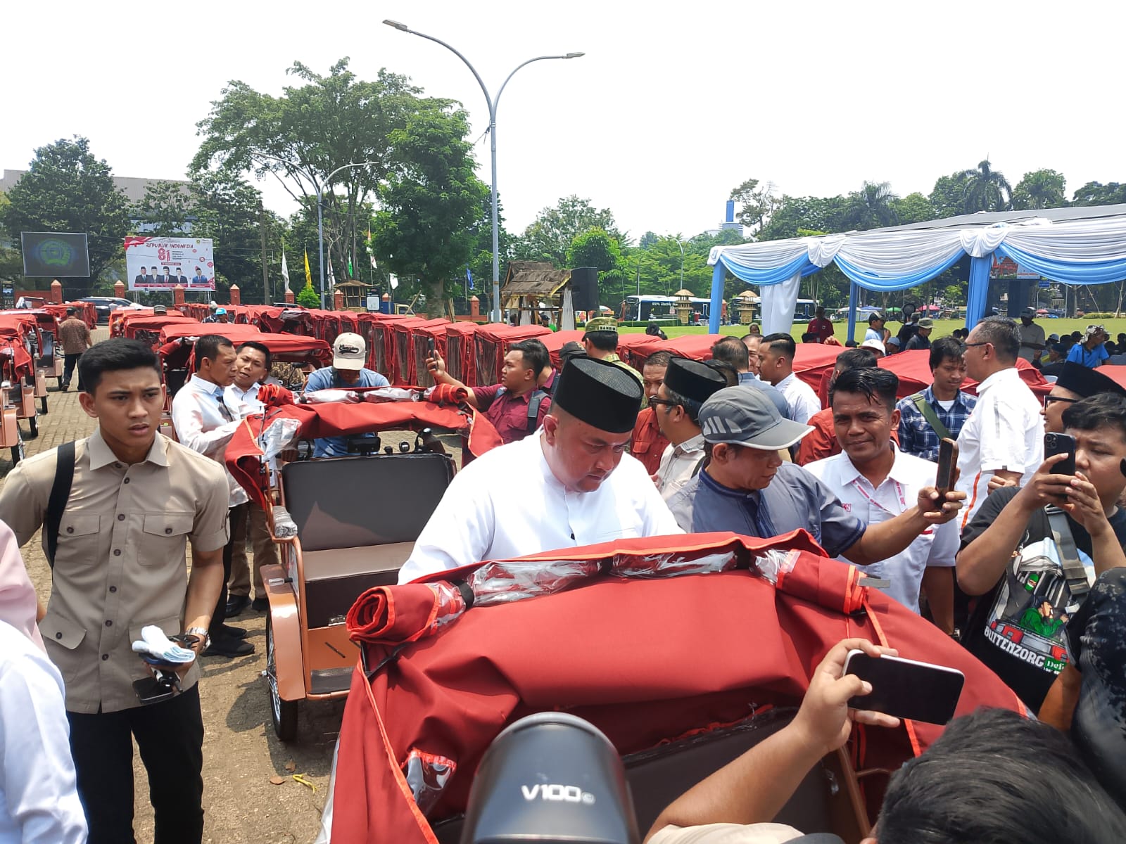 Penyerahan bantuan becak listrik dari Yayasan Gerakan Solidaritas Nasional untuk pengayuh becak di Kabupaten Bogor pada 17 Oktober 2026.