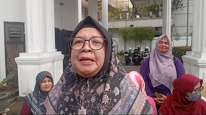 7 Kali Operasi Lawan Kanker, Kisah Bu Nonis Jadi Pengingat Pentingnya Deteksi Dini 1 Isnaeni Purnamawati atau Bu Nonis, pasien kanker payudara asal Kelurahan Sempur, Kota Bogor, yang telah menjalani tujuh kali operasi dan mengajak pasien tetap semangat.