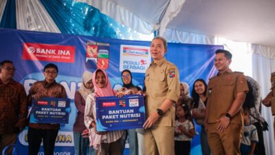 Wali Kota Bogor Dedie A. Rachim bersama perwakilan Indomaret dan Bank INA dalam penyaluran 250 paket makanan bergizi di Kelurahan Sempur.