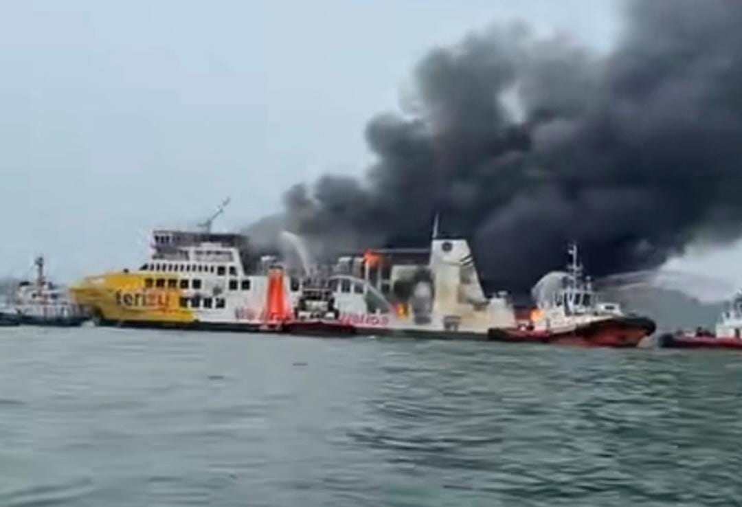 Asap hitam membumbung dari KMP Batumandi saat kebakaran di perairan dekat Pelabuhan Merak, Cilegon.