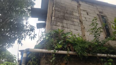Tebing 8 Meter Longsor Terjang Dapur Warga Cipaku Bogor, 5 Jiwa Terdampak 11 Tebing setinggi 8 meter longsor dan menggerus dapur serta kamar mandi rumah warga di Kampung Karang Niaga, Cipaku, Bogor Selatan.