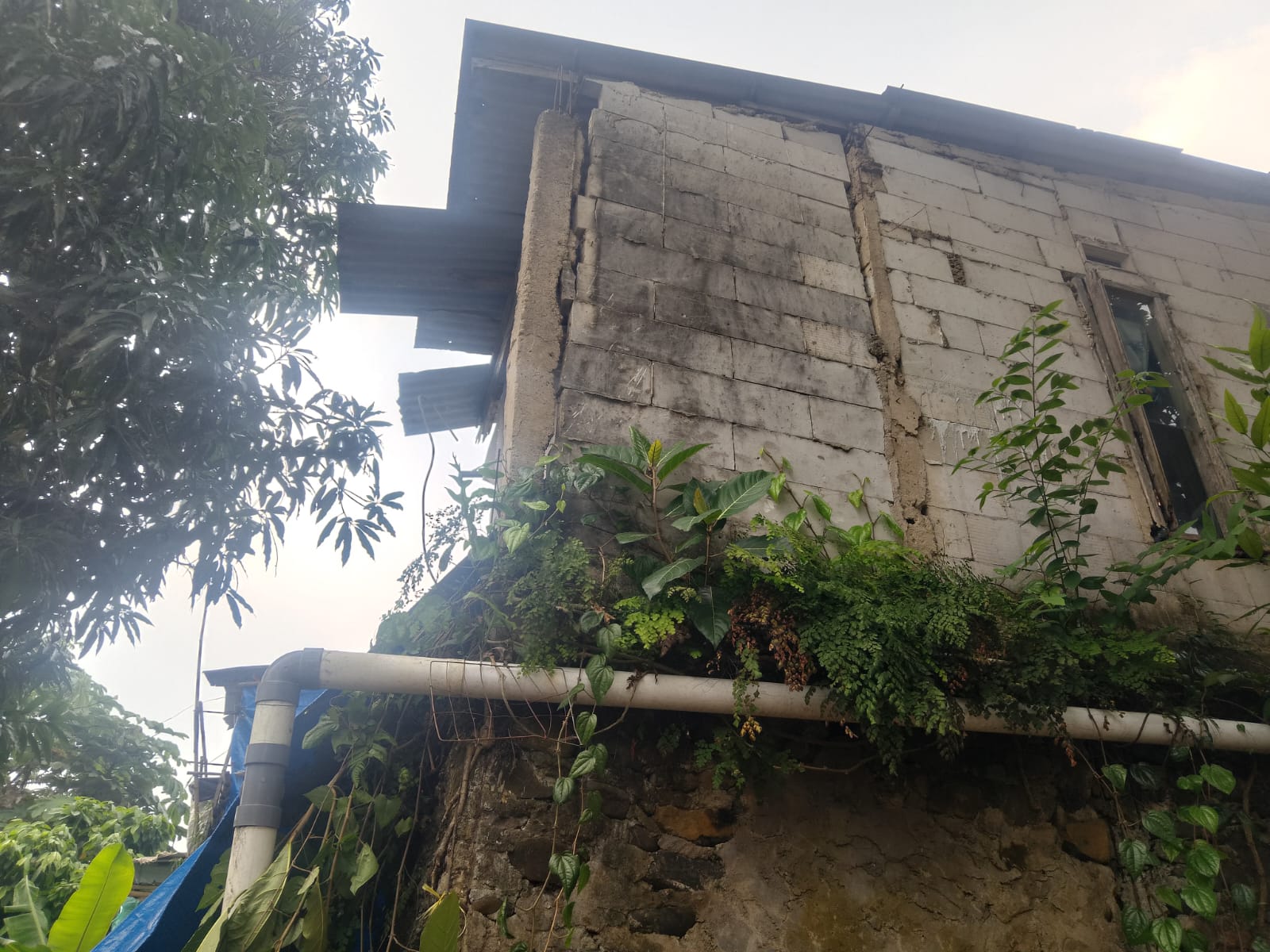 Tebing 8 Meter Longsor Terjang Dapur Warga Cipaku Bogor, 5 Jiwa Terdampak 1 Tebing setinggi 8 meter longsor dan menggerus dapur serta kamar mandi rumah warga di Kampung Karang Niaga, Cipaku, Bogor Selatan.