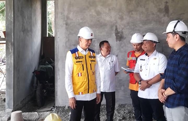 Wali Kota Bogor Dedie A. Rachim meninjau pembangunan gedung baru Kantor Kelurahan Situ Gede yang progresnya mencapai 50,6 persen.