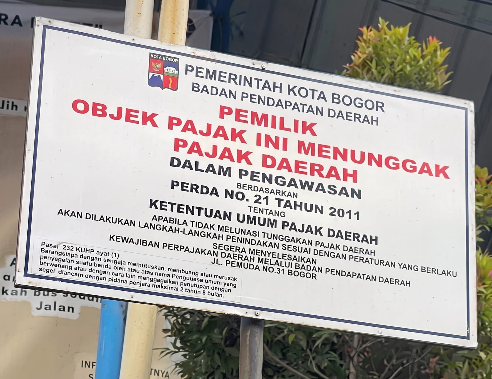 Tunggakan PBB Rp11,7 Miliar, Bapenda Bogor Pasang Plang di Terminal Baranangsiang 1 Bapenda Kota Bogor bersama DPRD memasang plang penagihan dan peringatan terkait tunggakan PBB-P2 di kawasan Terminal Baranangsiang, Rabu 21 Oktober 2026.