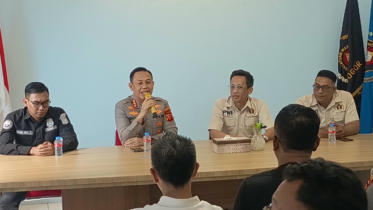 Kapolresta Bogor Kota Kombes Pol. Adhitya Panji Anom bersama jajaran Pejabat Utama bersilaturahmi dengan Ketua dan pengurus PWI Kota Bogor di Mako PWI, Jalan Tirto Adhi Suryo, Kamis 22 Oktober 2026.