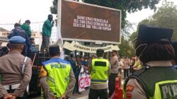 Puluhan mahasiswa BEM UIKA Bogor menggelar aksi unjuk rasa di depan Pintu 1 Istana Bogor, Jalan Sudirman, Kota Bogor, Kamis 22 Oktober 2026.