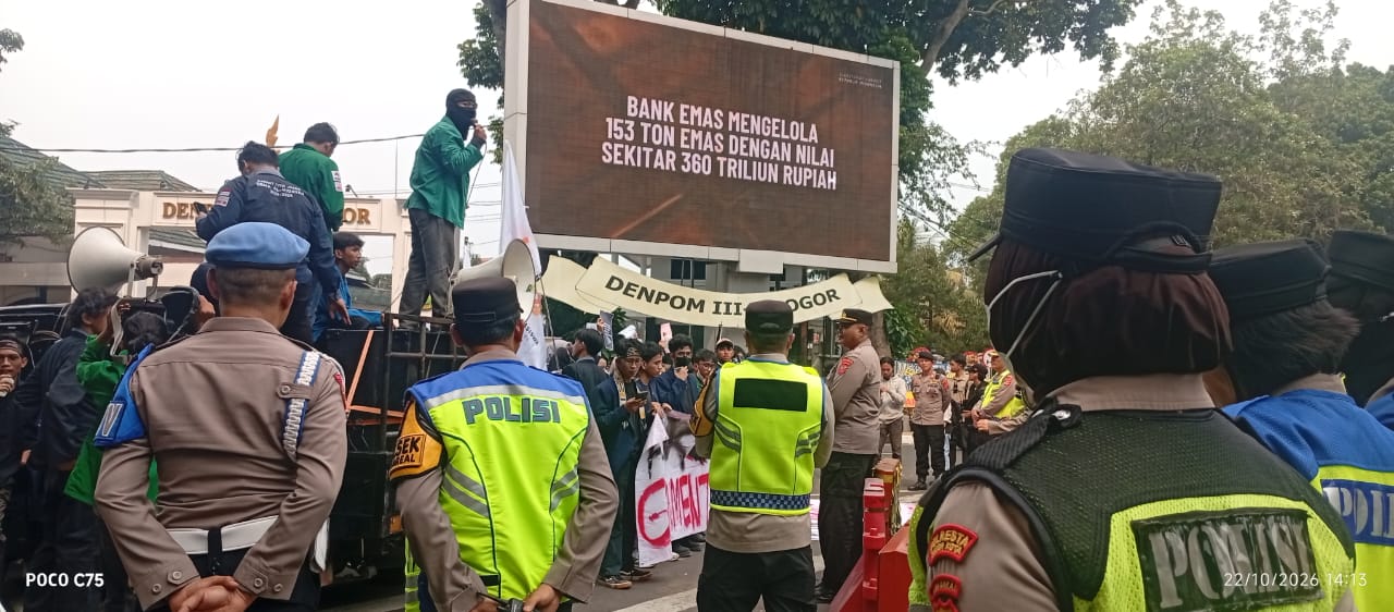 Demo di Istana Bogor, Mahasiswa UIKA Desak Evaluasi Karhutla dan Pendidikan 1 Puluhan mahasiswa BEM UIKA Bogor menggelar aksi unjuk rasa di depan Pintu 1 Istana Bogor, Jalan Sudirman, Kota Bogor, Kamis 22 Oktober 2026.