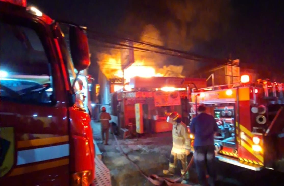 APAR Diduga Macet saat Masak Sambal, Resto di Cibinong Terbakar 1 Petugas pemadam kebakaran menangani kebakaran bangunan gerai kuliner di Perumahan Bumi Cibinong Endah, Sukahati, Kabupaten Bogor.