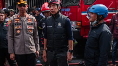 Tinjau Kebakaran Ruko Suryakencana, Wali Kota Bogor Dedie Rachim Imbau Warga Cek Instalasi Listrik 10 Wali Kota Bogor Dedie A. Rachim meninjau lokasi kebakaran tiga ruko di Jalan Suryakencana, Kota Bogor.