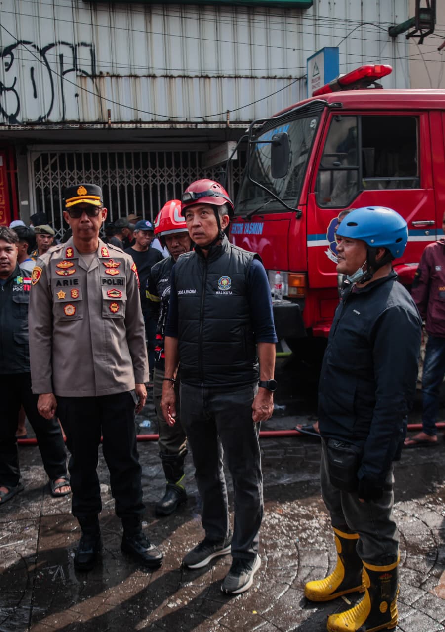Wali Kota Bogor Dedie A. Rachim meninjau lokasi kebakaran tiga ruko di Jalan Suryakencana, Kota Bogor.