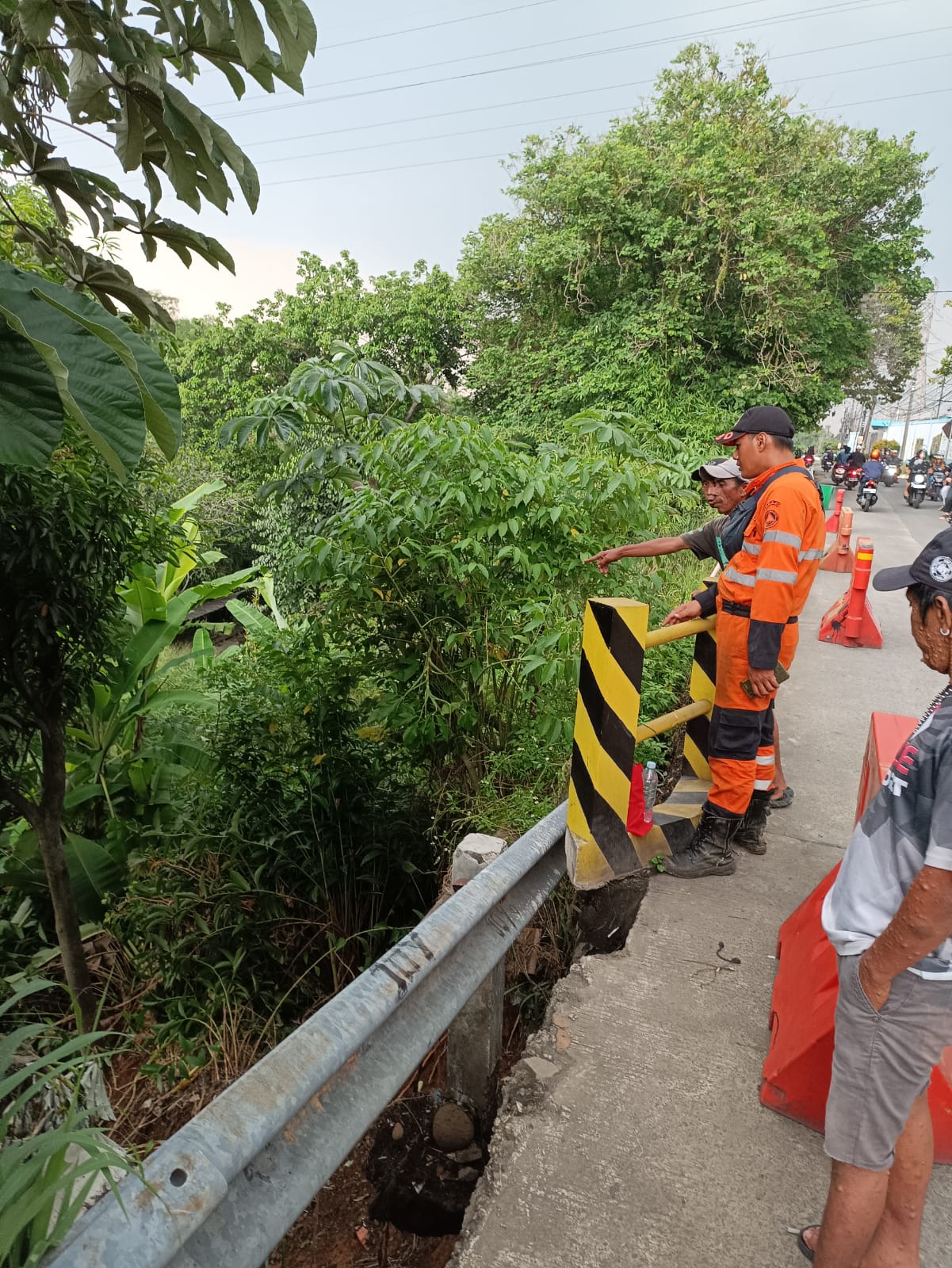 Tim gabungan yang terdiri dari BPBD Kota Bogor, Kelurahan Tangguh Bencana (Keltana) Katulampa, serta pengurus RT dan RW setempat memeriksa lokasi.