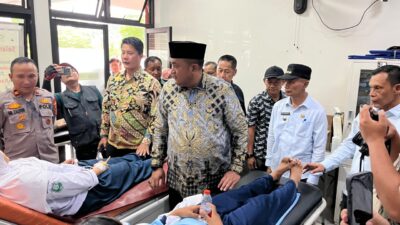 Penanganan medis siswa dan guru yang mengalami keluhan kesehatan usai menyantap hidangan program Makan Bergizi Gratis di Dramaga, Kabupaten Bogor.