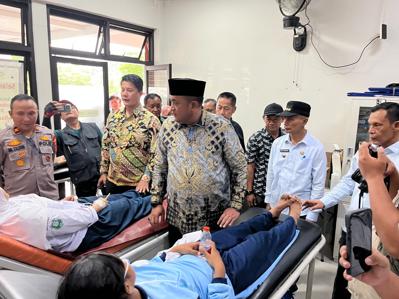 Penanganan medis siswa dan guru yang mengalami keluhan kesehatan usai menyantap hidangan program Makan Bergizi Gratis di Dramaga, Kabupaten Bogor.