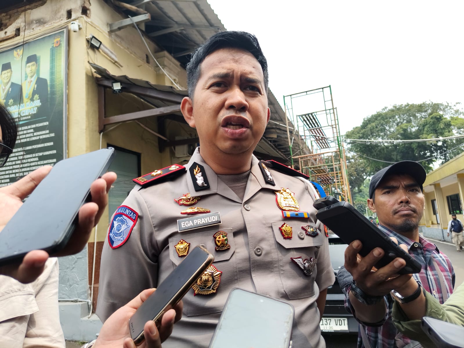 Operasi Patuh Lodaya 2026 di Bogor: Polisi Bagikan Helm Gratis untuk Anak, Ini Sasarannya 1 Satlantas Polresta Bogor Kota membagikan helm kepada anak dalam kegiatan edukasi keselamatan Operasi Patuh Lodaya 2026.