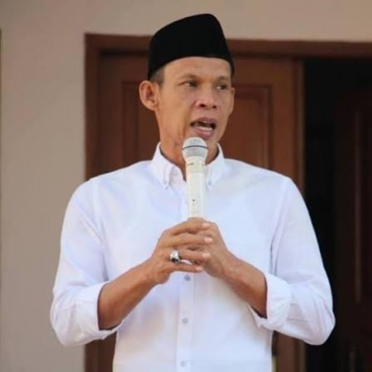 Jaro Ade Tegaskan Taat Hukum Usai Dipanggil KPK, Pemeriksaan Dijadwalkan 29 Oktober 1 Wakil Bupati Bogor Ade Ruhandi alias Jaro Ade memberikan keterangan kepada wartawan terkait pemanggilan sebagai saksi oleh KPK.