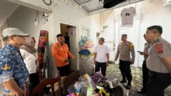 Petugas BPBD Kota Bogor melakukan pendataan dugaan kebocoran arus listrik di rumah warga Kampung Abesin, Kelurahan Pabaton.