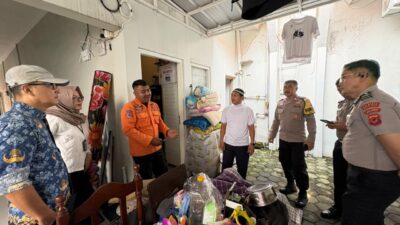 Petugas BPBD Kota Bogor melakukan pendataan dugaan kebocoran arus listrik di rumah warga Kampung Abesin, Kelurahan Pabaton.
