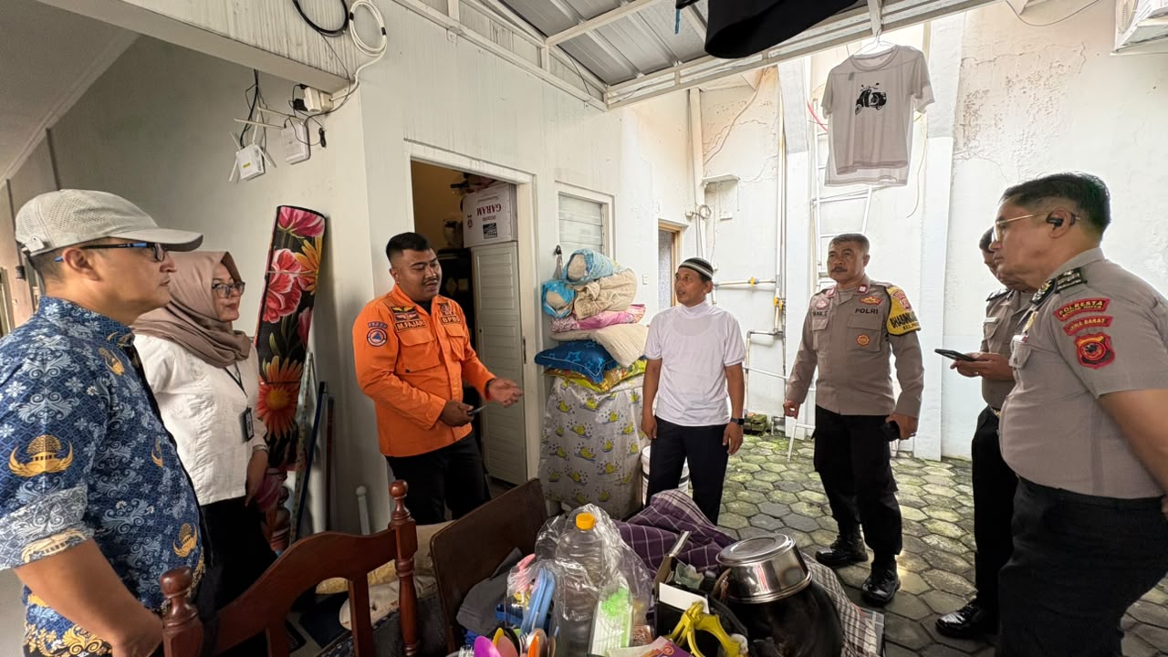 Petugas BPBD Kota Bogor melakukan pendataan dugaan kebocoran arus listrik di rumah warga Kampung Abesin, Kelurahan Pabaton.
