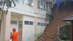 Longsor 12 Meter Terjadi di Samping Kantor Kecamatan Bogor Barat, BPBD Khawatir Susulan 2 Kondisi tebing yang mengalami longsor di samping Kantor Kecamatan Bogor Barat, Kelurahan Loji, Kota Bogor, setelah hujan deras pada Rabu sore.