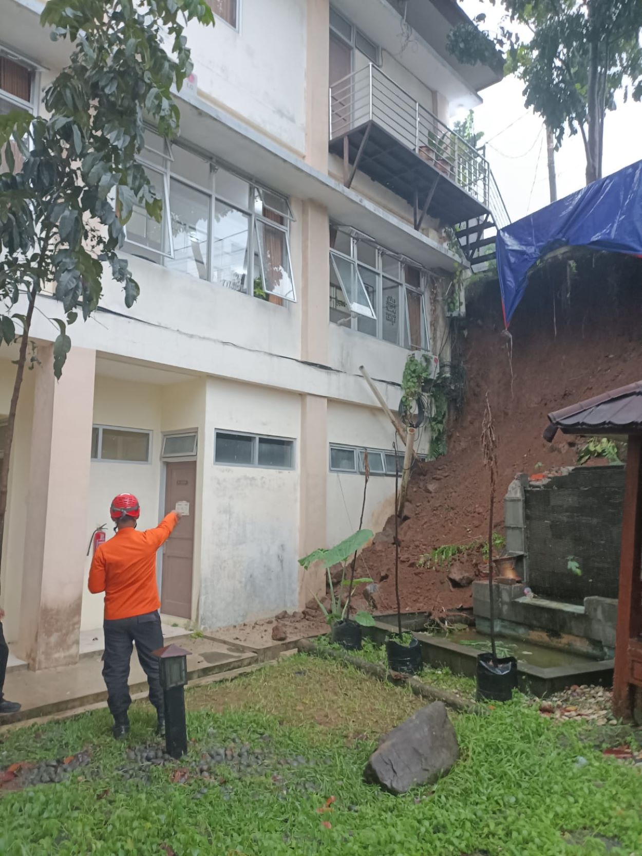 Longsor 12 Meter Terjadi di Samping Kantor Kecamatan Bogor Barat, BPBD Khawatir Susulan 1 Kondisi tebing yang mengalami longsor di samping Kantor Kecamatan Bogor Barat, Kelurahan Loji, Kota Bogor, setelah hujan deras pada Rabu sore.