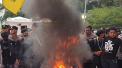 Evaluasi 2 Tahun Asta Cita, Demo PMII di Istana Bogor Diwarnai Bakar Ban 2 Aksi demonstrasi PMII Bogor di depan gerbang Istana Kepresidenan Bogor diwarnai pembakaran ban dan pengamanan kepolisian.