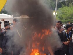 Evaluasi 2 Tahun Asta Cita, Demo PMII di Istana Bogor Diwarnai Bakar Ban