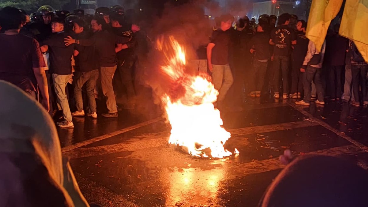 Demo PMII di Istana Bogor Berlanjut hingga Malam, Massa Tuntut Evaluasi 2 Tahun Asta Cita 1 Aksi demonstrasi PMII Bogor bersama pengemudi ojek online di depan gerbang Istana Kepresidenan Bogor pada Kamis malam.