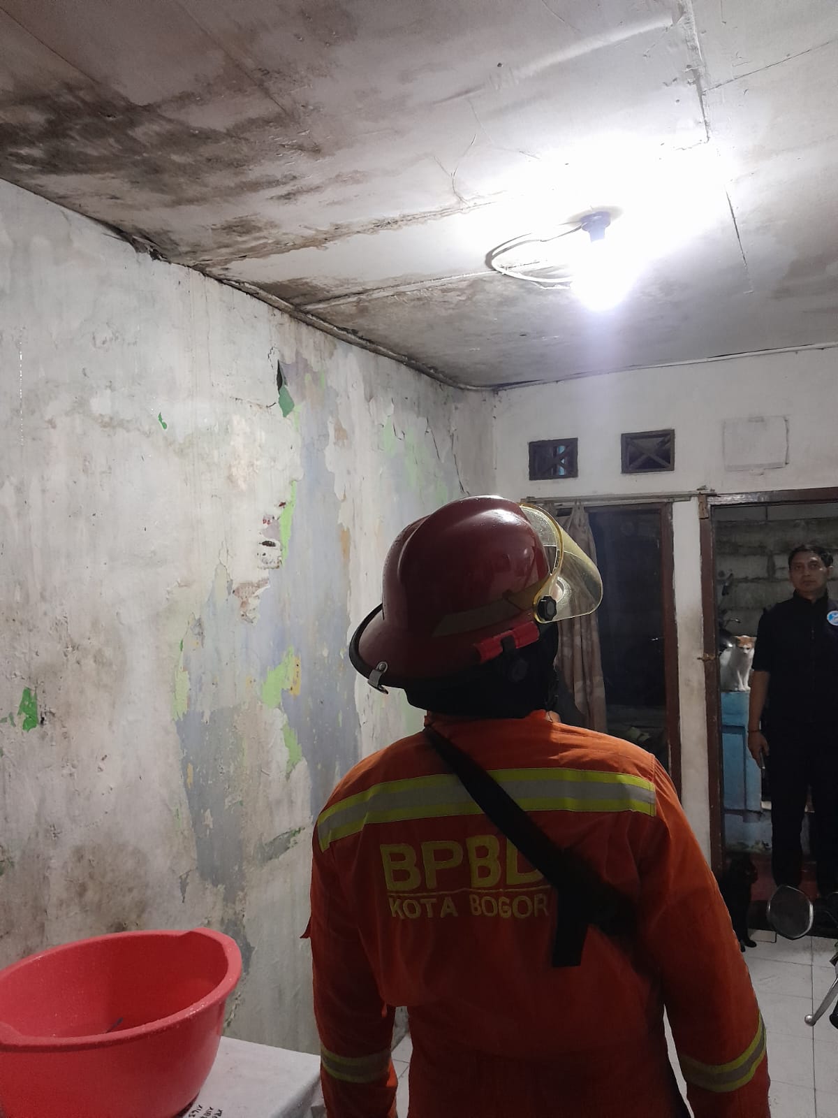 Atap Lapuk Ambruk Timpa Rumah Warga di Kebon Kalapa Bogor, BPBD Turun ke Lokasi 3 WhatsApp Image 2026 10 29 at 20.45.43
