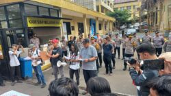Kapolresta Bogor Kota Kombes Pol Adhitya Panji Anom menemui jurnalis saat aksi solidaritas di depan Mako Polresta Bogor Kota.