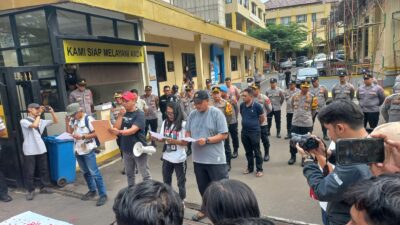 Kapolresta Bogor Kota Kombes Pol Adhitya Panji Anom menemui jurnalis saat aksi solidaritas di depan Mako Polresta Bogor Kota.