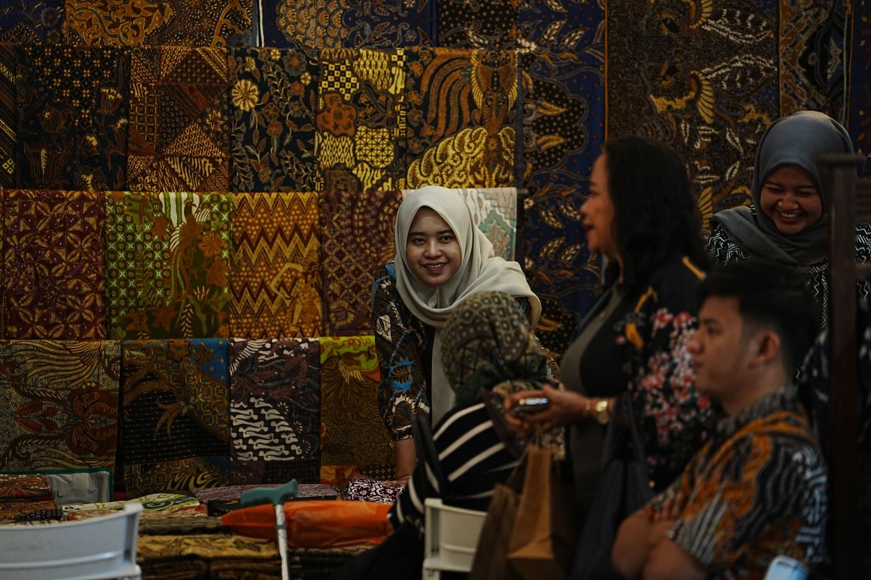 Merawat Warisan Leluhur: Strategi Kreatif Memperkenalkan Busana Tradisional ke Kancah Dunia 1 Pameran busana modern berbahan batik dan tenun Nusantara sebagai upaya memperkenalkan kain tradisional Indonesia ke pasar global.