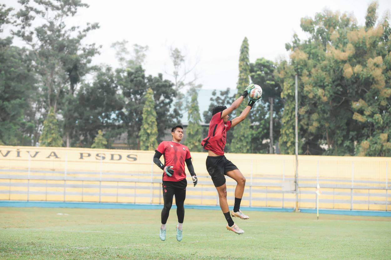 Atlet muda menjalani latihan olahraga dengan pendampingan pelatih sebagai bagian dari pembinaan berbasis sports science.