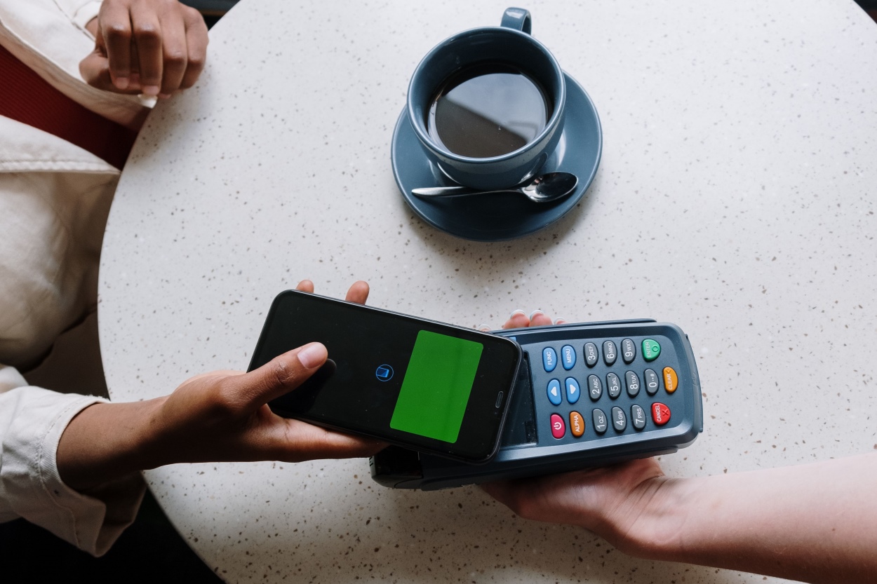 Pengguna mengakses aplikasi perbankan digital melalui ponsel untuk melakukan transaksi dan memantau pengelolaan keuangan.