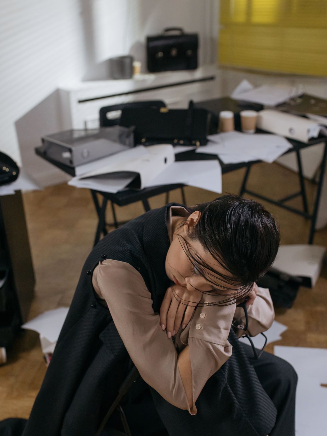 Pekerja beristirahat sejenak dari aktivitas kantor untuk mengatasi burnout dan menjaga keseimbangan hidup.