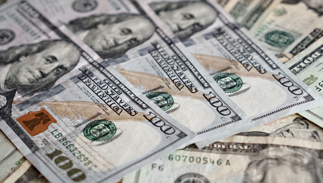 Ilustrasi uang rupiah dan dolar AS untuk menjelaskan pengaruh nilai tukar terhadap harga barang dan kehidupan masyarakat. Kategori: Ekonomi dan Bisnis