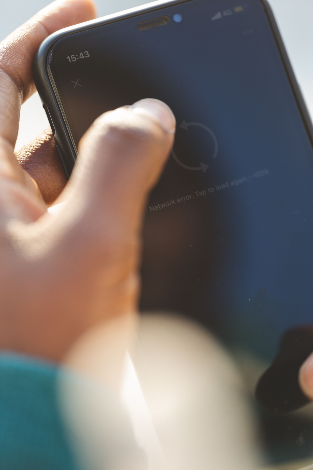 Pengguna memeriksa pengaturan keamanan akun media sosial pada ponsel untuk mencegah peretasan dan pencurian identitas digital.