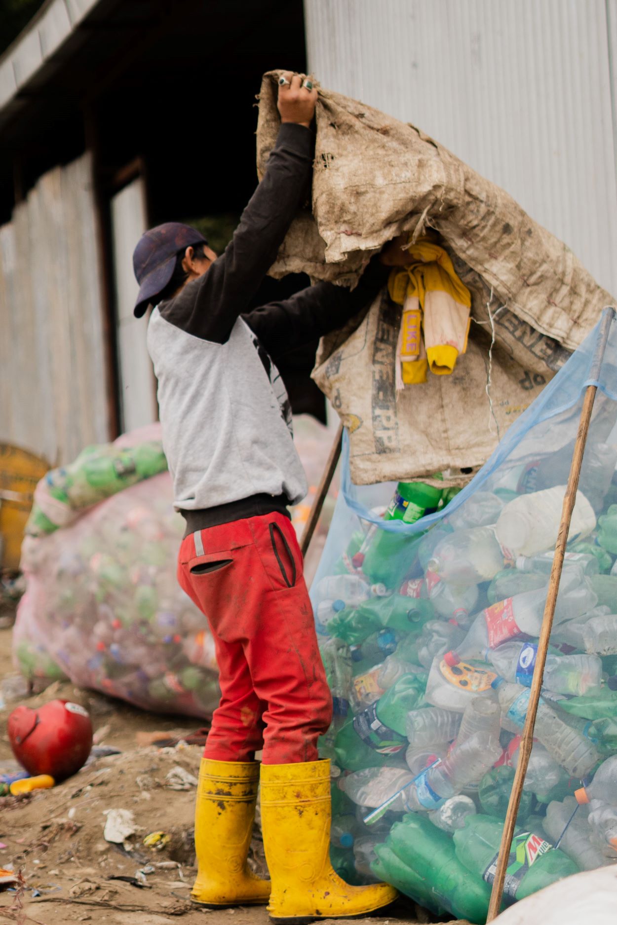 4 Inovasi Pengelolaan Sampah Mandiri di Tingkat Desa, Ubah Limbah Rumah Tangga Jadi Cuan 2 pexels gaurav ranjitkar 2476729 14370984