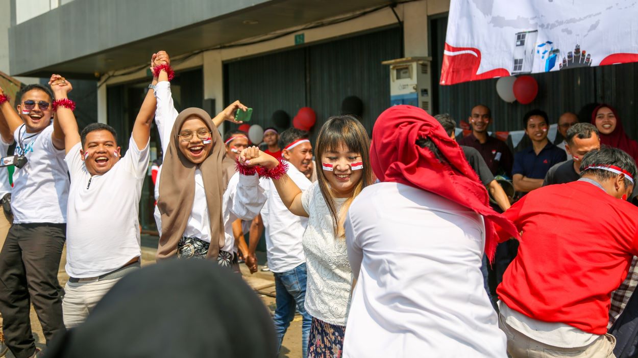 Generasi muda Indonesia dari beragam latar belakang bekerja sama dan mengibarkan Merah Putih untuk memperingati Hari Sumpah Pemuda.