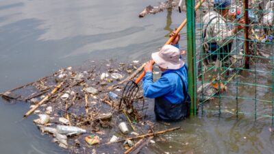 Warga membersihkan saluran drainase sebagai langkah kesiapsiagaan menghadapi banjir dan bencana musim hujan.