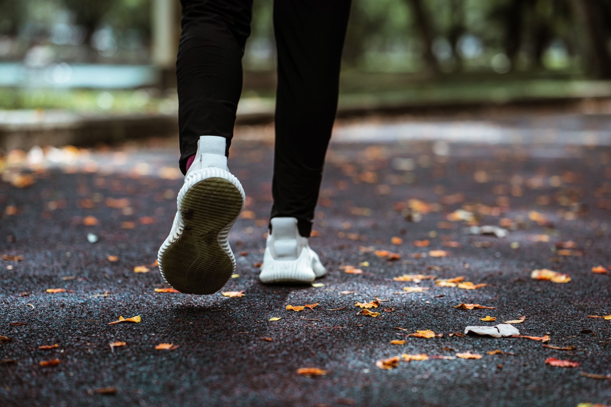 Rutin Jalan Kaki? Ini 5 Manfaat yang Bisa Dirasakan Tubuh 1 Seseorang berjalan kaki di taman pada pagi hari sebagai bagian dari kebiasaan hidup sehat.