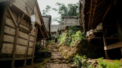 Wisatawan mengikuti kegiatan edukasi lingkungan dan menikmati potensi wisata alam yang mendukung konservasi serta ekonomi masyarakat lokal.