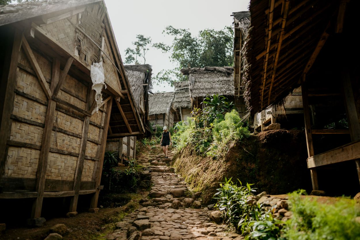 Wisatawan mengikuti kegiatan edukasi lingkungan dan menikmati potensi wisata alam yang mendukung konservasi serta ekonomi masyarakat lokal.