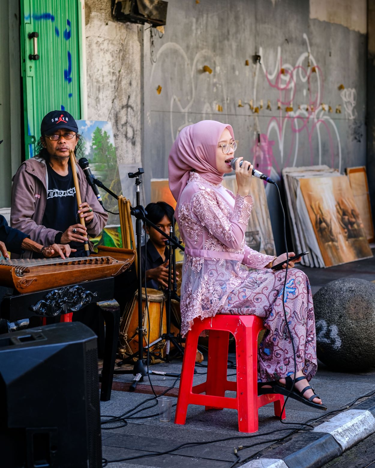 Musisi memainkan instrumen tradisional Indonesia dalam pertunjukan kolaborasi musik tradisional dan modern.
